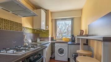 Een koelkast, een magnetron, een oven, een kookplaat