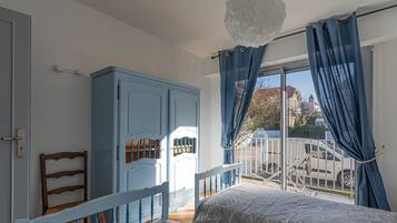 2 bedrooms, iron/ironing board, free WiFi