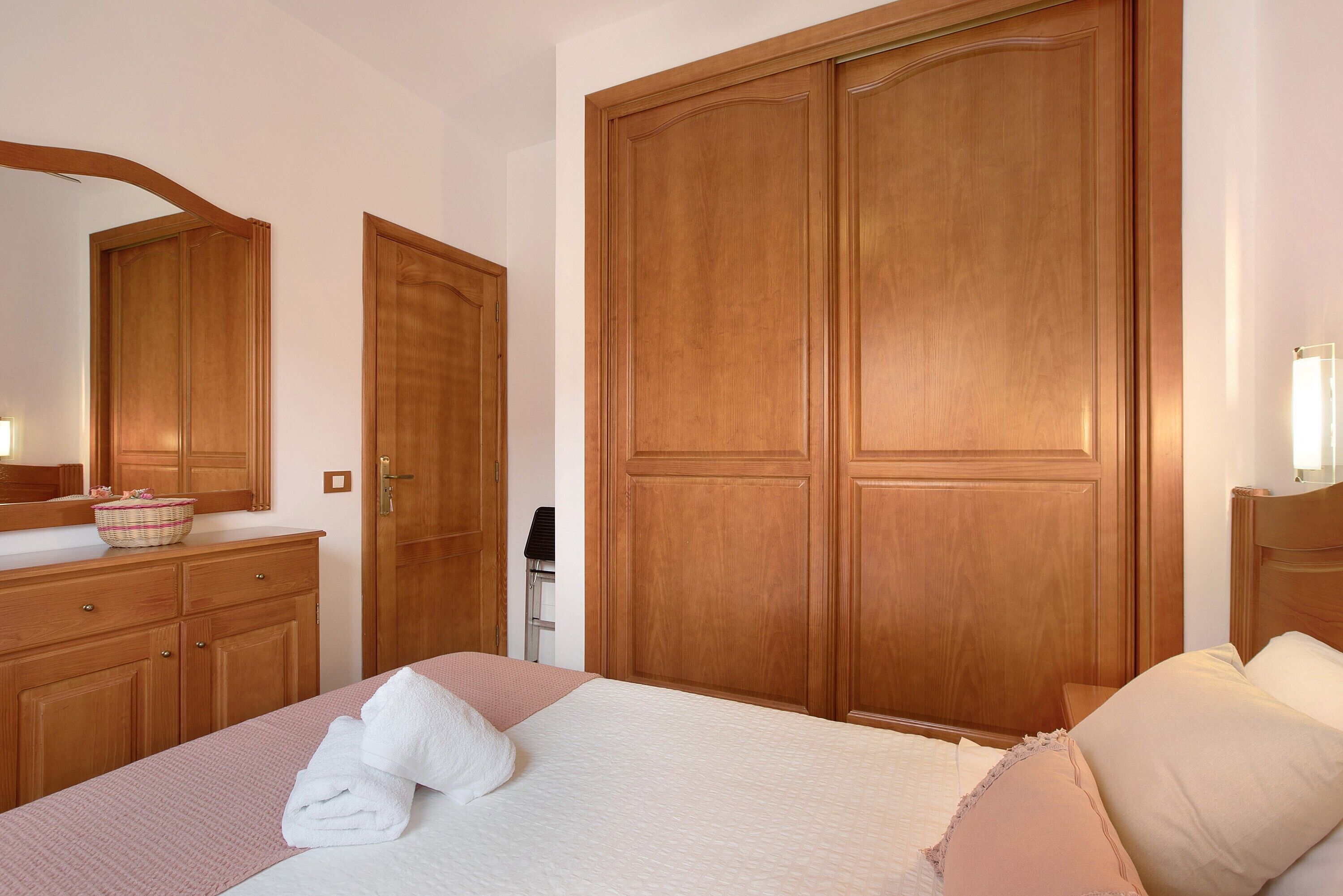 2 chambres, fer et planche à repasser, Wi-Fi gratuit, draps fournis