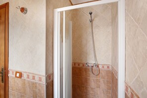 Douche, sèche-cheveux, serviettes fournies