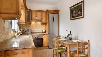 Kylskåp, mikrovågsugn, ugn och spishäll