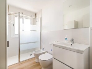 Een douche, een haardroger, handdoeken