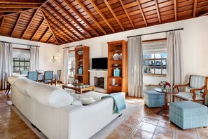 TV - Holiday Home "Casa 1700 Los Quemados" with Sea View, Wi-Fi, Garden & Terrace (Los Quemados)