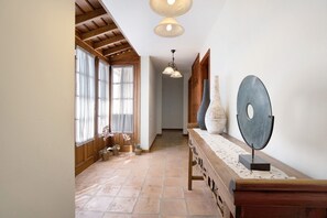 Interior - Holiday Home "Casa 1700 Los Quemados" with Sea View, Wi-Fi, Garden & Terrace (Los Quemados)