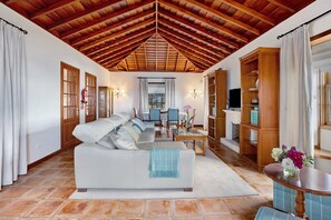 TV - Holiday Home "Casa 1700 Los Quemados" with Sea View, Wi-Fi, Garden & Terrace (Los Quemados)