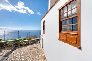 Property grounds - Holiday Home "Casa 1700 Los Quemados" with Sea View, Wi-Fi, Garden & Terrace (Los Quemados)