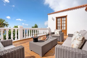 Terrace/patio - Holiday Home "Casa 1700 Los Quemados" with Sea View, Wi-Fi, Garden & Terrace (Los Quemados)