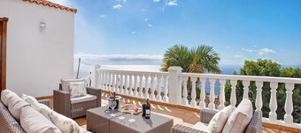 Holiday Home "Casa 1700 Los Quemados" with Sea View, Wi-Fi, Garden & Terrace