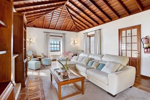 TV - Holiday Home "Casa 1700 Los Quemados" with Sea View, Wi-Fi, Garden & Terrace (Los Quemados)