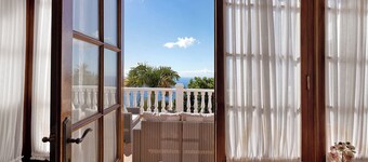 Holiday Home "Casa 1700 Los Quemados" with Sea View, Wi-Fi, Garden & Terrace