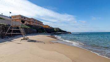Una spiaggia nelle vicinanze