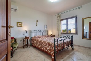 3 bedrooms, iron/ironing board, free WiFi, bed sheets - Holiday Home "Villa Pitti" with Sea View, Terraces & Wi-Fi (Castelsardo)