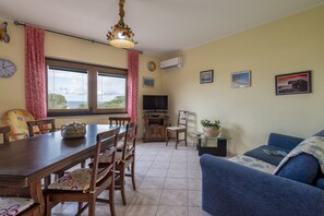 TV - Holiday Home "Villa Pitti" with Sea View, Terraces & Wi-Fi (Castelsardo)