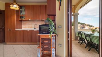 Frigorifero, microonde, forno, piano cottura