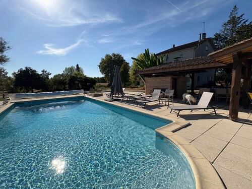 Gite Le Parc de Gouts – Votre grand domaine avec piscine chauffée et étang privé à Aiguillon