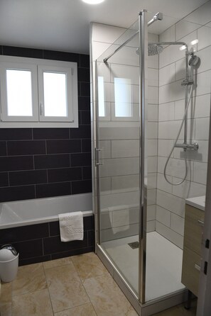 Badewanne, Haartrockner, Handtücher