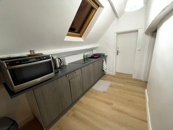 Four, tables Ă manger