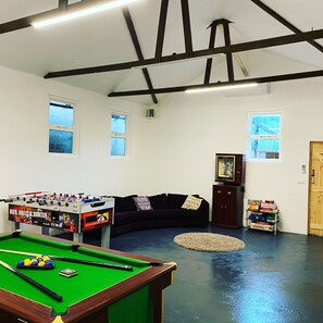 Game room - Sleeps 14-18. Hot tub, games room, woods (Llanrhaeadr ym Mochnant)