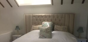 5 bedrooms, WiFi - Sleeps 14-18. Hot tub, games room, woods (Llanrhaeadr ym Mochnant)