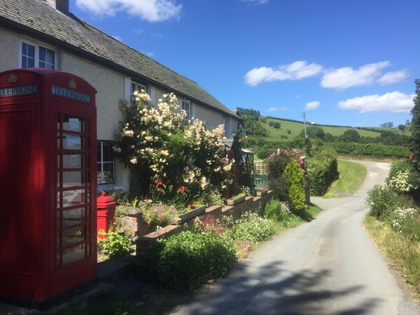 Property grounds - Sleeps 14-18. Hot tub, games room, woods (Llanrhaeadr ym Mochnant)