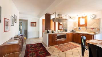 Frigorifero, microonde, forno, piano cottura