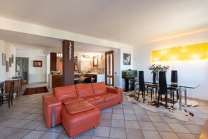 TV - Villa "Water Front Scopello" with Sea View, Private Beach Access, Garden, and Wi-Fi (Scopello)