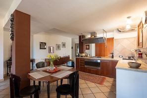 A modern kitchen with a central island, built-in oven, and stainless steel appliances. - Villa "Water Front Scopello" with Sea View, Private Beach Access, Garden, and Wi-Fi (Scopello)