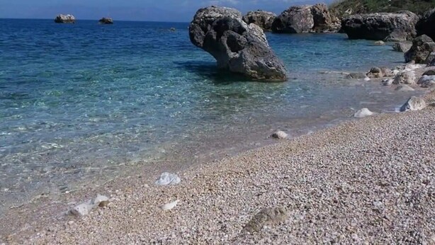 A pebble beach with clear water and large rocks. - Villa "Water Front Scopello" with Sea View, Private Beach Access, Garden, and Wi-Fi (Scopello)