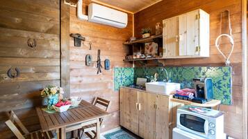 Kylskåp, mikrovågsugn, ugn och spishäll