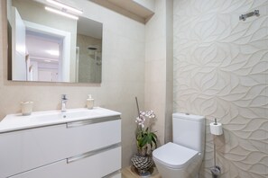 Suihku, hiustenkuivaaja, pyyhkeet