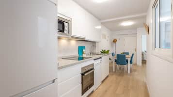 Frigorífico, microondas, horno y placa de cocina