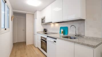 Frigorífico, microondas, horno y placa de cocina