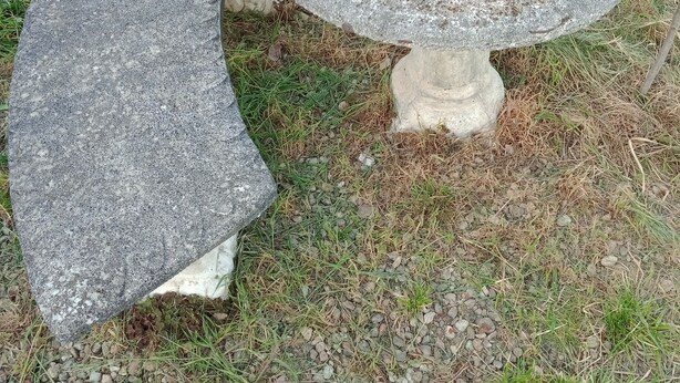 A stone table with a curved tabletop and a rounded base, surrounded by grass and gravel. - Holiday Home "complète" with Balcony & Wi-Fi (Montluçon)