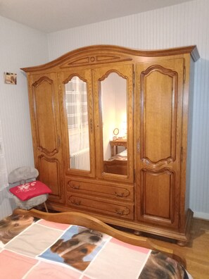 3 bedrooms, iron/ironing board, free WiFi, bed sheets