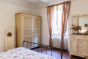 5 bedrooms, iron/ironing board, free WiFi, bed sheets