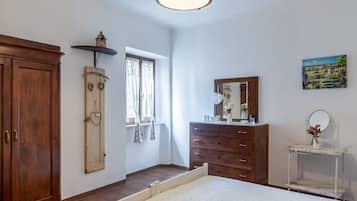 5 bedrooms, iron/ironing board, free WiFi, bed sheets