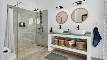 Shower, hair dryer, towels