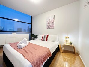 2 bedrooms, WiFi - Spacious Family-Sized 2BR Apt Near Crown Casino + CarPark on Site (Southbank)