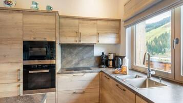 Kylskåp, mikrovågsugn, ugn och diskmaskin