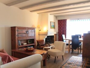 Fernseher, Kamin, DVD-Player