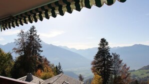 A balcony with a view of mountains and autumn trees. - Les Girolles B15 by Interhome (Villars)