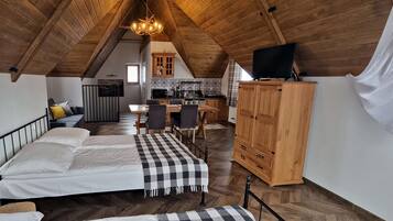 Muebles diferentes, tabla de planchar con plancha y ropa de cama