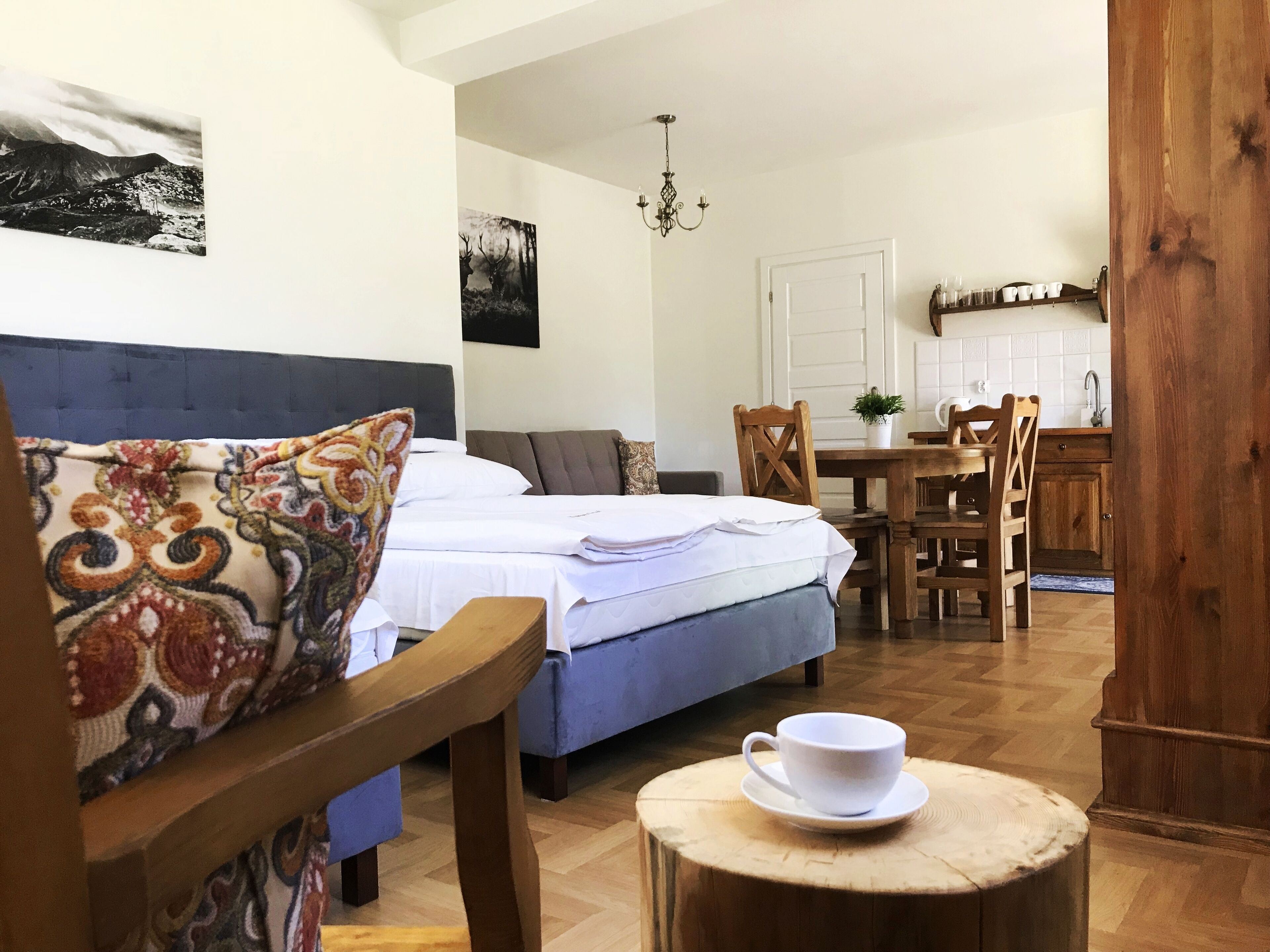 Muebles diferentes, tabla de planchar con plancha y ropa de cama 