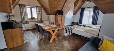 Muebles diferentes, tabla de planchar con plancha y ropa de cama