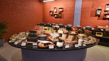 Petit déjeuner complet (500 INR par personne)