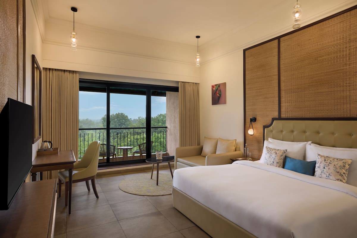 Egyptian cotton sheets, premium bedding, in-room safe, desk