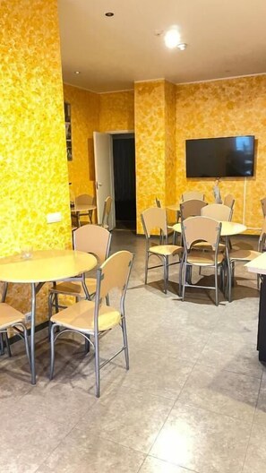 Full-size fridge, microwave, oven, stovetop - ZINC OLD TOWN  HOSTEL (Tallinn)