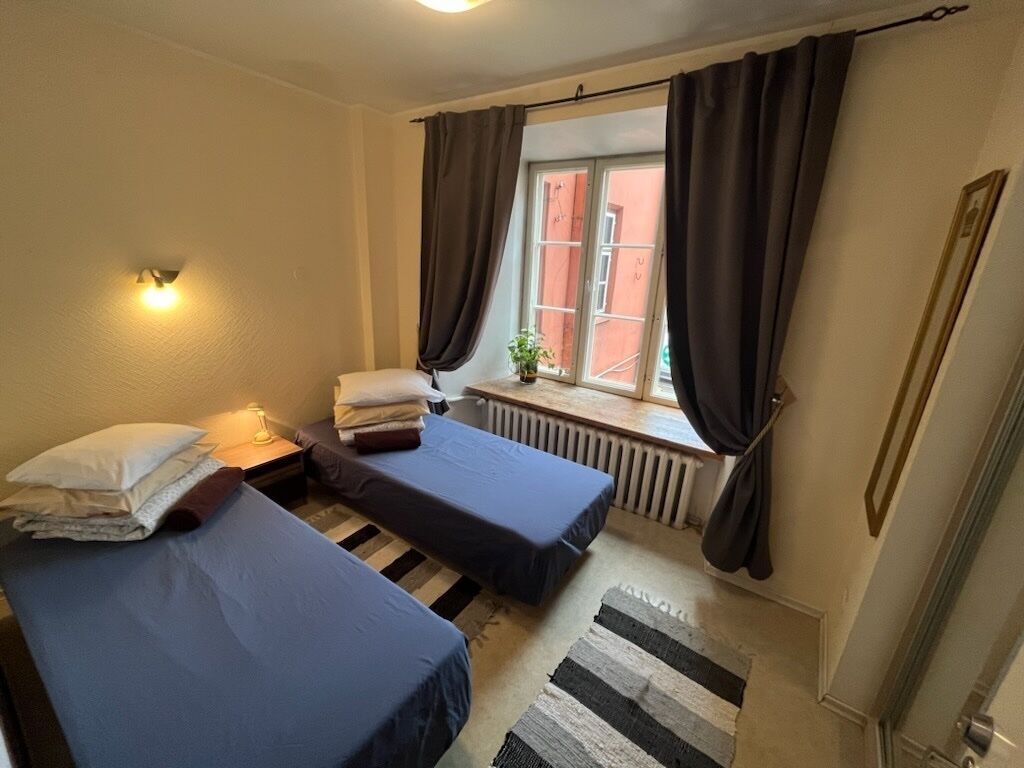 Basic Twin Room, 2 Single Beds | Desk