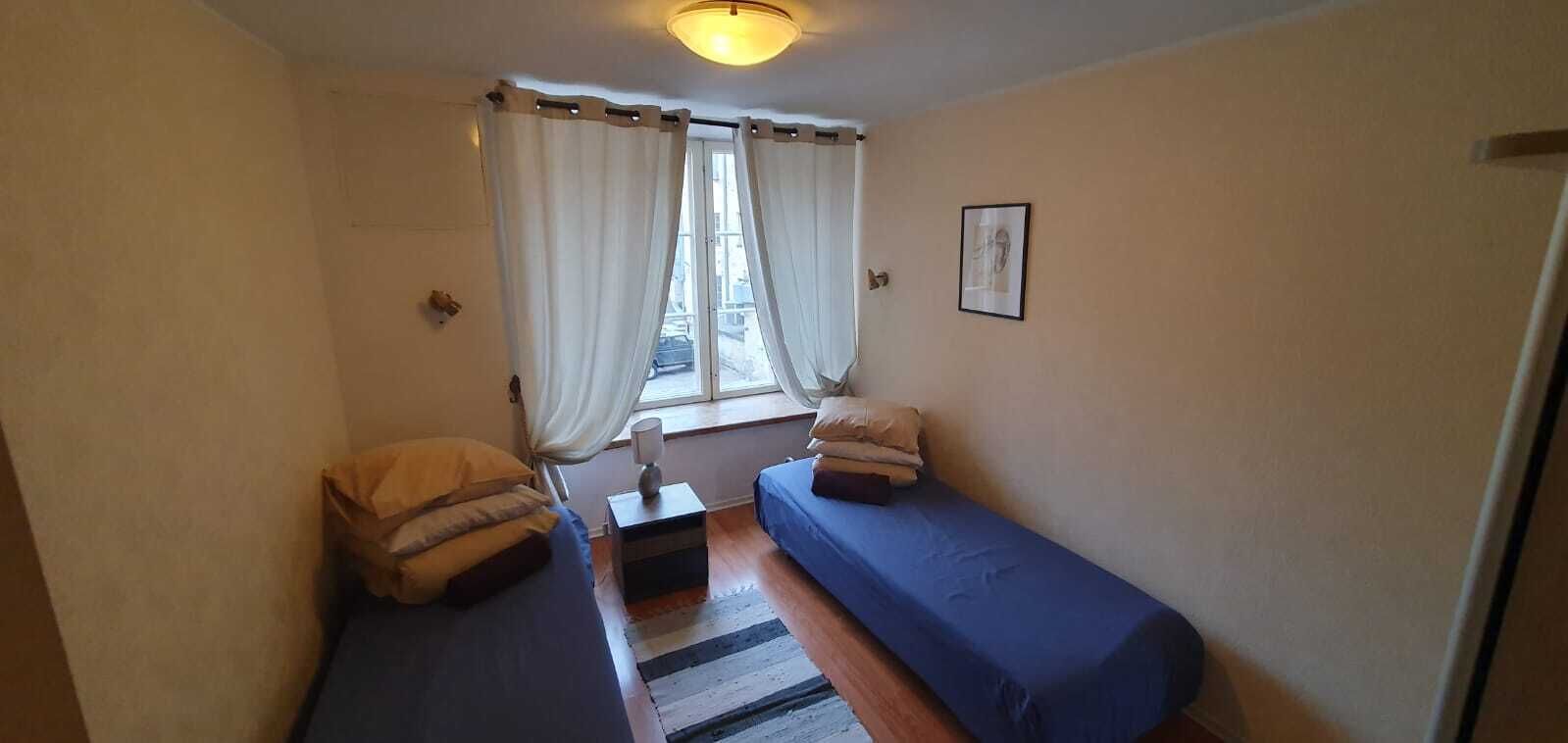 Basic Twin Room, 2 Twin Beds | Desk