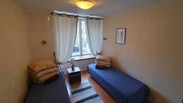 Basic Twin Room, 2 Twin Beds | Desk